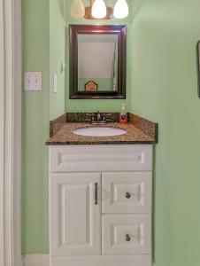 Gambar di galeri bagi Shell Cottage - Pet friendly, Hot tub, Fenced yard! di Birch Town +40 gambar