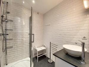 Et badeværelse på 1-bedroom beachfront apartment with sea view