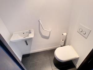 Et badeværelse på 1-bedroom beachfront apartment with sea view