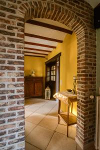 an archway in a room with a table in it at A l'Etang du Trieu in Pecq