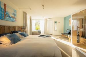 a bedroom with a large bed in a room at Thorn BenB in Thorn