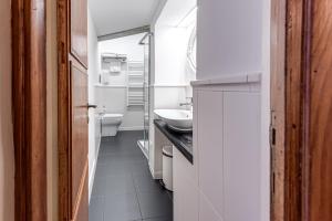 A bathroom at Guicciardini 24