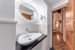 A bathroom at Guicciardini 24