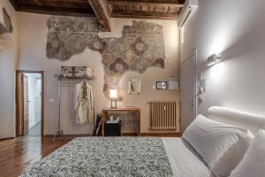 A bed or beds in a room at Guicciardini 24