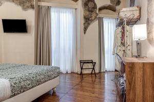 A bed or beds in a room at Guicciardini 24