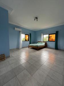 a large room with a bed and two windows at Villa moderne Lawsmat in Lomé