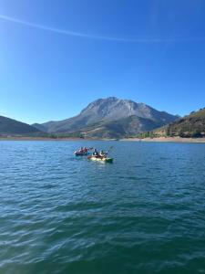 a group of people in kayaks on a body of water at Paraíso Desconocido 6. El Sueño de Valcabe in Cardaño de Abajo +4 photos