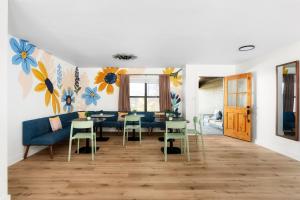 Χώρος καθιστικού στο Heart of Lake Travis-Hot Tub&Pool-Black Light Room