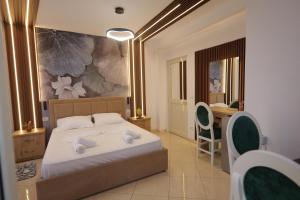 1 dormitorio con cama, escritorio y espejo en Golden Sleep Hostel, en Shkodër