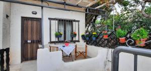 una mesa y sillas en un balcón con macetas en "Vintage style" mini apartment, en Áyios Spirídhon