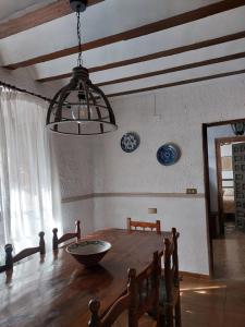 a dining room with a table and a chandelier at La Casa de Dori in Beteta