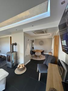 Μια τηλεόραση ή/και κέντρο ψυχαγωγίας στο Schönes Ferienhaus unterhalb der Wasserkuppe Hilders