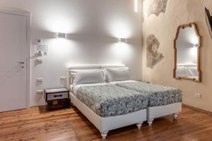 A bed or beds in a room at Guicciardini 24