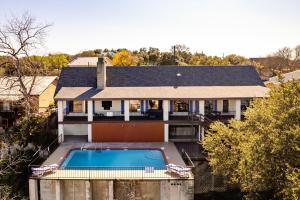 キャニオン・レイクにあるSerenity Point on Canyon Lake-Lakefront-Pool-Fire Pit-Pool Tableのプール付きの家の航空写真