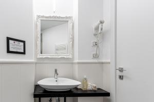 A bathroom at Guicciardini 24