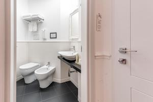 A bathroom at Guicciardini 24