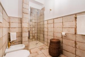 un bagno con wc e doccia di Dimora Tizzi - Boutique Apartment - By Just Houses SRL ad Alessano
