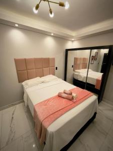 Un pat sau paturi într-o cameră la Grey Suite - Centro Ar Cond Wi-Fi TV Smart