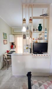 cocina blanca con encimera y mesa en "Vintage style" mini apartment, en Áyios Spirídhon