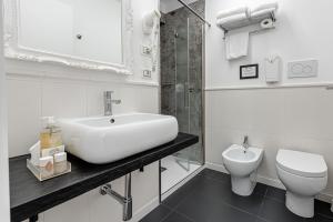A bathroom at Guicciardini 24
