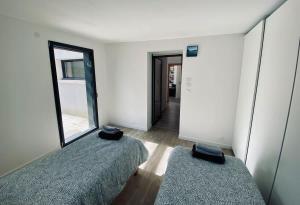カランテックにあるCarantec Golf - Villa Shibumiのベッド2台と大きな鏡のある寝室 +19枚の写真
