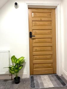 バーミンガムにあるEn-suite Rooms in beautiful Bournville Villageの植物の木の扉