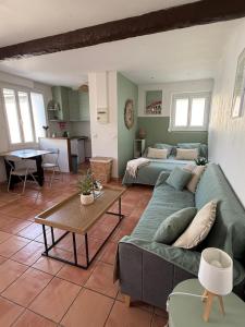 Posedenie v ubytovaní Studio cosy avec clim 33m2