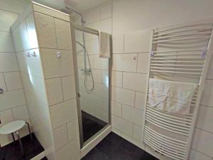 a bathroom with a shower and a toilet at gemütliche Ferienwohnung in ruhiger Lage, Nähe Luxemburg und Trier - Holiday and Nature Olk in Ralingen +24 photos