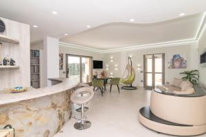 Μια τηλεόραση ή/και κέντρο ψυχαγωγίας στο Silvia's Sweet Home