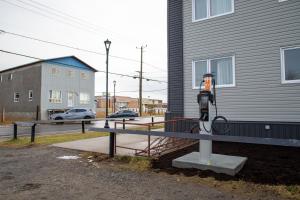 a parking meter on the side of a building at Appartements-Hôtel les Mouettes in Sept-Îles