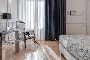 A bed or beds in a room at Guicciardini 24