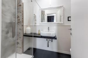 A bathroom at Guicciardini 24