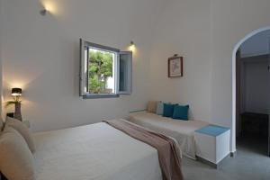 Postel nebo postele na pokoji v ubytování Aegean Studios Perissa + 9 fotografií
