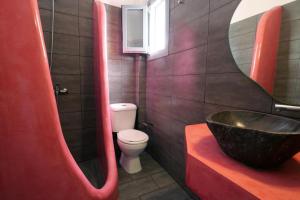 un bagno con lavandino e WC di Aegean Studios Perissa a Perissa