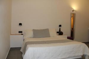 Letto o letti in una camera di Aegean Studios Perissa