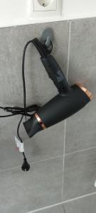 a hair dryer hanging from a wall at TOPFLAT mit Küche I gratis Parkplatz I zwei Schlafzimmer I zentrumnah in Dortmund