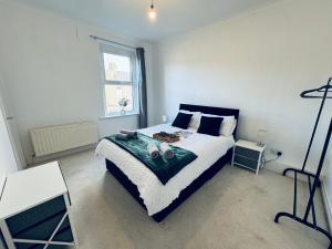 a bedroom with a bed with a green comforter at Cumberland House-2 Bedrooms - Sleeps 4 in Workington