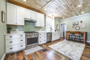 Kuchyň nebo kuchyňský kout v ubytování Less Than 1 Mi to Houlton Riverfront Park Home with Yard!