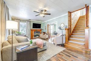 TV a/nebo společenská místnost v ubytování Less Than 1 Mi to Houlton Riverfront Park Home with Yard!