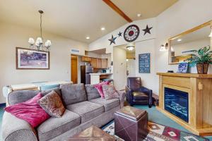 ein Wohnzimmer mit Couch und Kamin in der Unterkunft Icicle Village Resort Condos #407 & #408 in Leavenworth