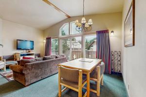 ein Wohnzimmer mit Couch und Tisch in der Unterkunft Icicle Village Resort Condos #407 & #408 in Leavenworth