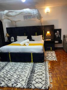 Un dormitorio con una cama grande y una alfombra. en Makazi Homes, en Nakuru