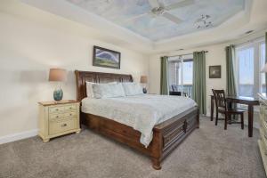 una camera da letto con un letto, un tavolo e una scrivania di Sunset Bay Villa 118 - Waterfront, Deep-water boat slip! a Chincoteague Altre 69 foto