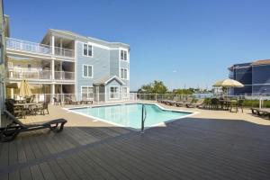 una piscina su una terrazza accanto a un edificio di Sunset Bay Villa 118 - Waterfront, Deep-water boat slip! a Chincoteague