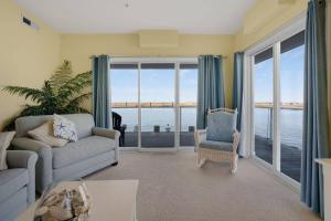 Billede fra billedgalleriet på Sunset Bay Villa 119 - Waterfront & shared pool! i Chincoteague