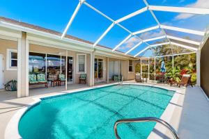 una piscina con techo de cristal en una casa en Villa Kelleigh Anne, en Cabo Coral