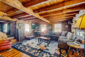 a living room with a couch and a table at The Cabin & Loft Fort Defiance in Pittsfield