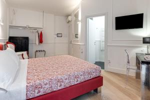 A bed or beds in a room at Guicciardini 24