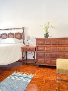 a bedroom with a bed and a table with a dresser at Refúgio Ribatejano in Alpiarça +50 photos