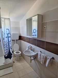 Koupelna v ubytování Apartmani Belobrk Potocnica Pag